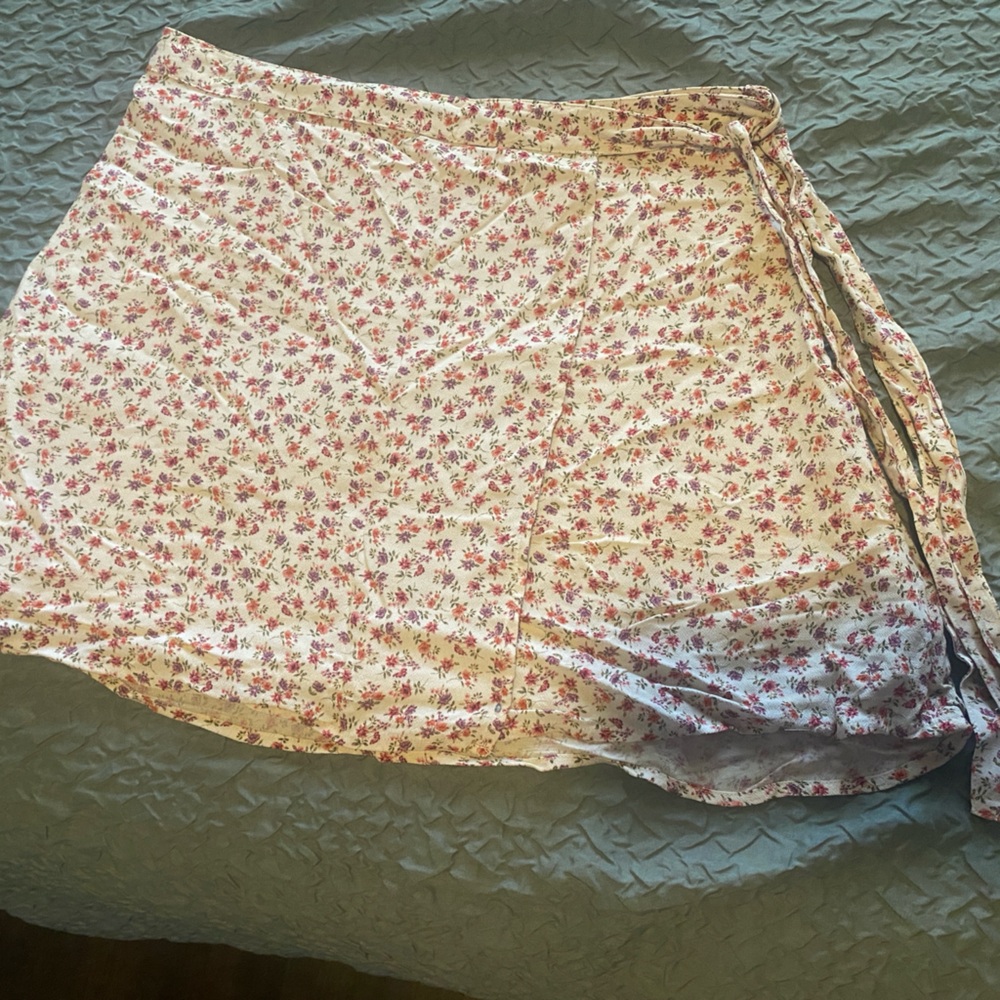 American Eagle Floral Pink and Cream Lightweight Wrap Skirt